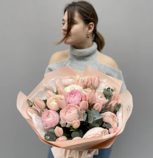 Kytice ranunculus (Pryskyřník) a tulipány